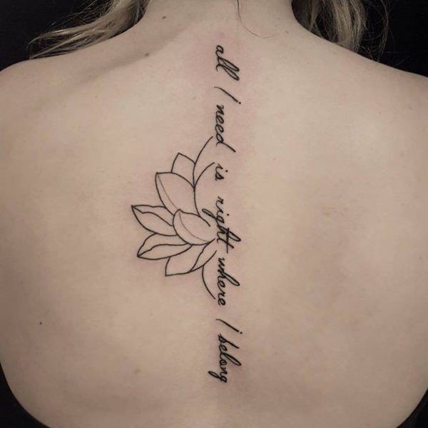 Un tatouage de la colonne vertébrale afin de mettre en valeur votre dos
