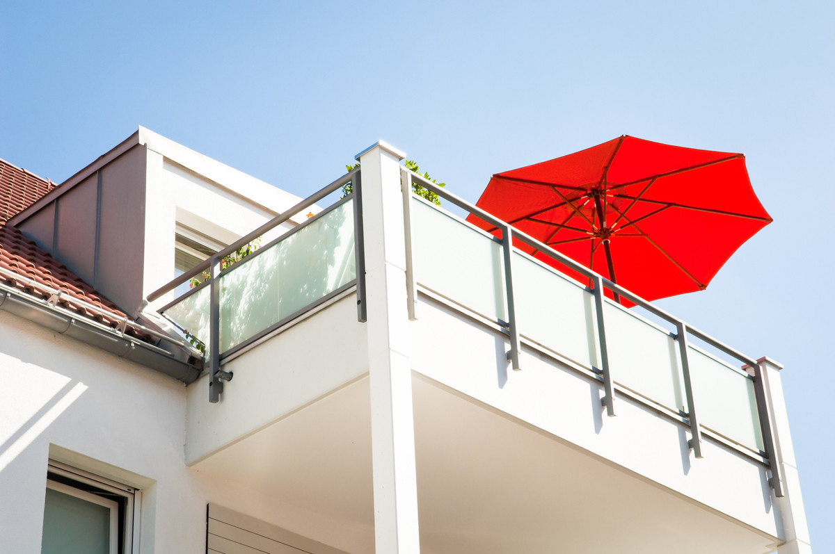 Comment fixer un parasol déporté sur un balcon