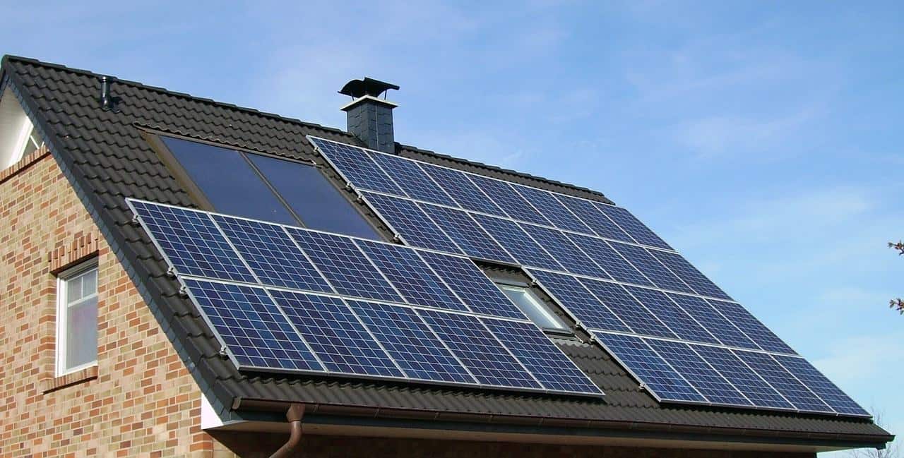 Comment refaire sa toiture gratuitement en installant des panneaux solaires ?
