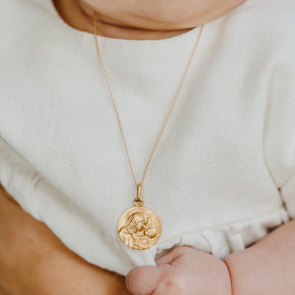 Pourquoi offre-t-on une médaille de baptême ?