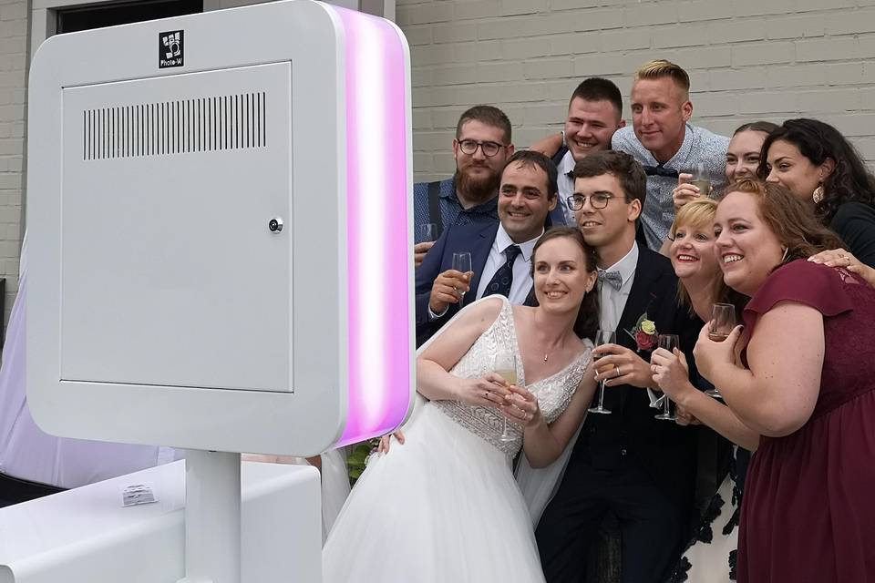 Découvrez Mister Photobooth, la borne selfie parfaite pour vos mariages !